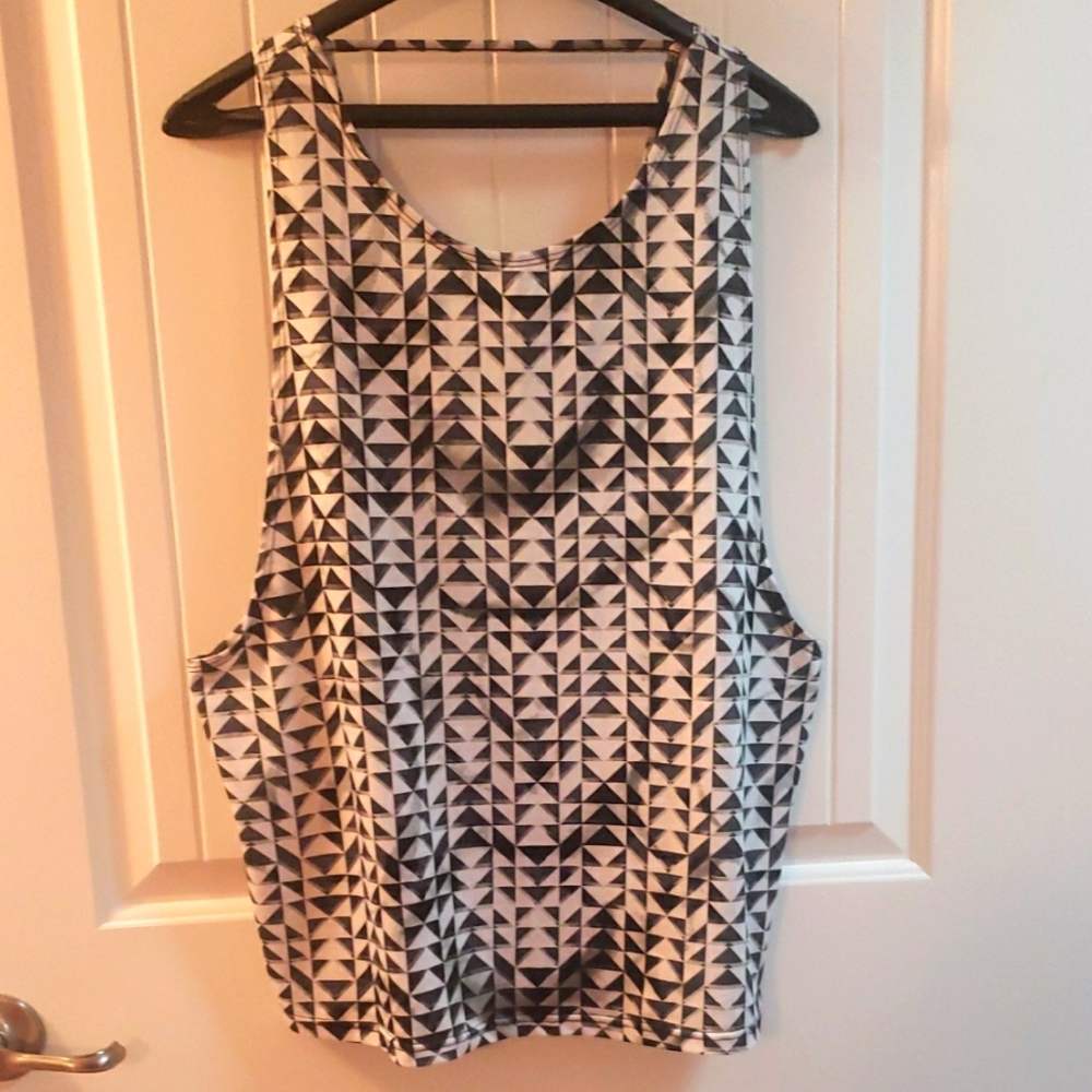 Maurices Geometric Black & White Women's Workout Tank Top, Sz L